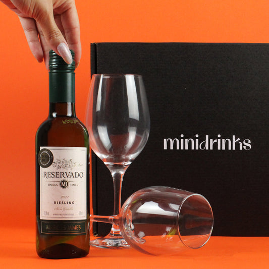 Kit Vinho Minidrinks Black Marcus James Branco & Taças